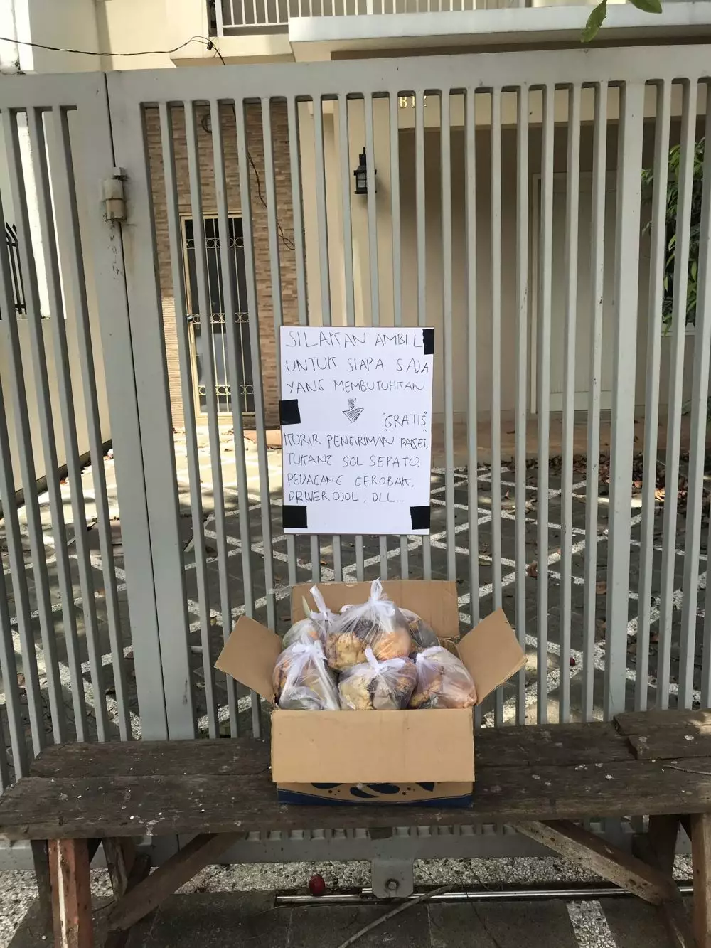 kisah orang bagikan makanan gratis berbagai sumber