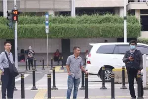 Warga di negara ini didenda Rp 8 juta jika berdiri berdekatan