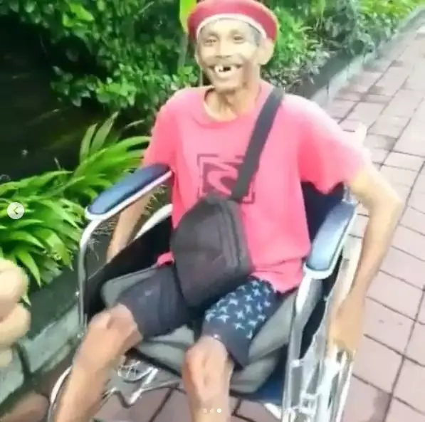 Momen WNA memberikan kursi roda kepada disabilitas di Bali bikin haru Instagram/@ceritabaline