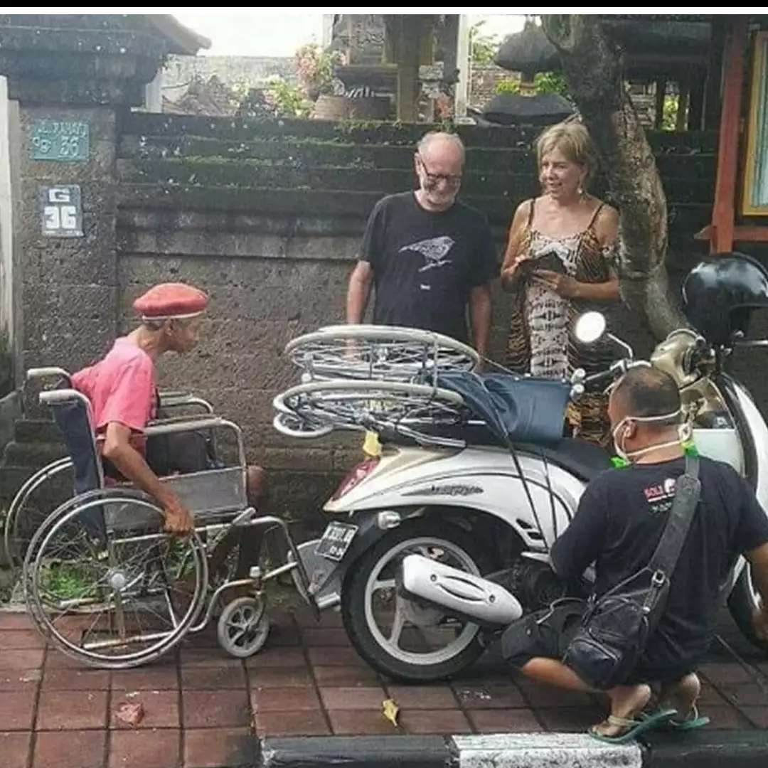 Momen haru difabel lansia mendadak diberi bule kursi roda di Bali