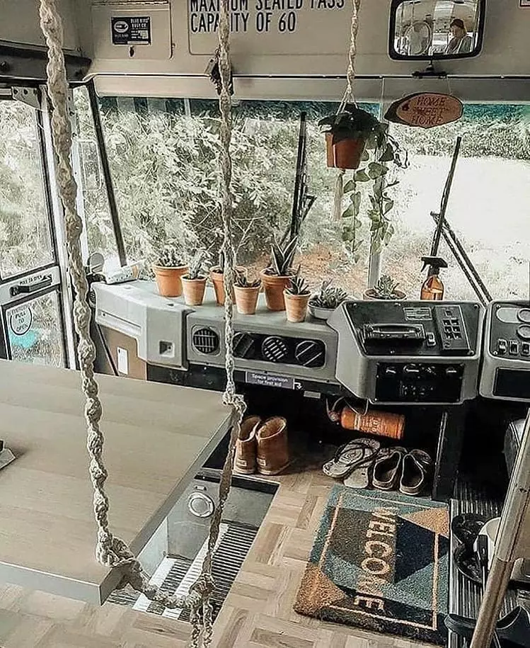 Bus tua ini disulap jadi rumah Instagram/@therealbuslifeofcheshire Bus tua ini disulap jadi rumah Instagram/@therealbuslifeofcheshire