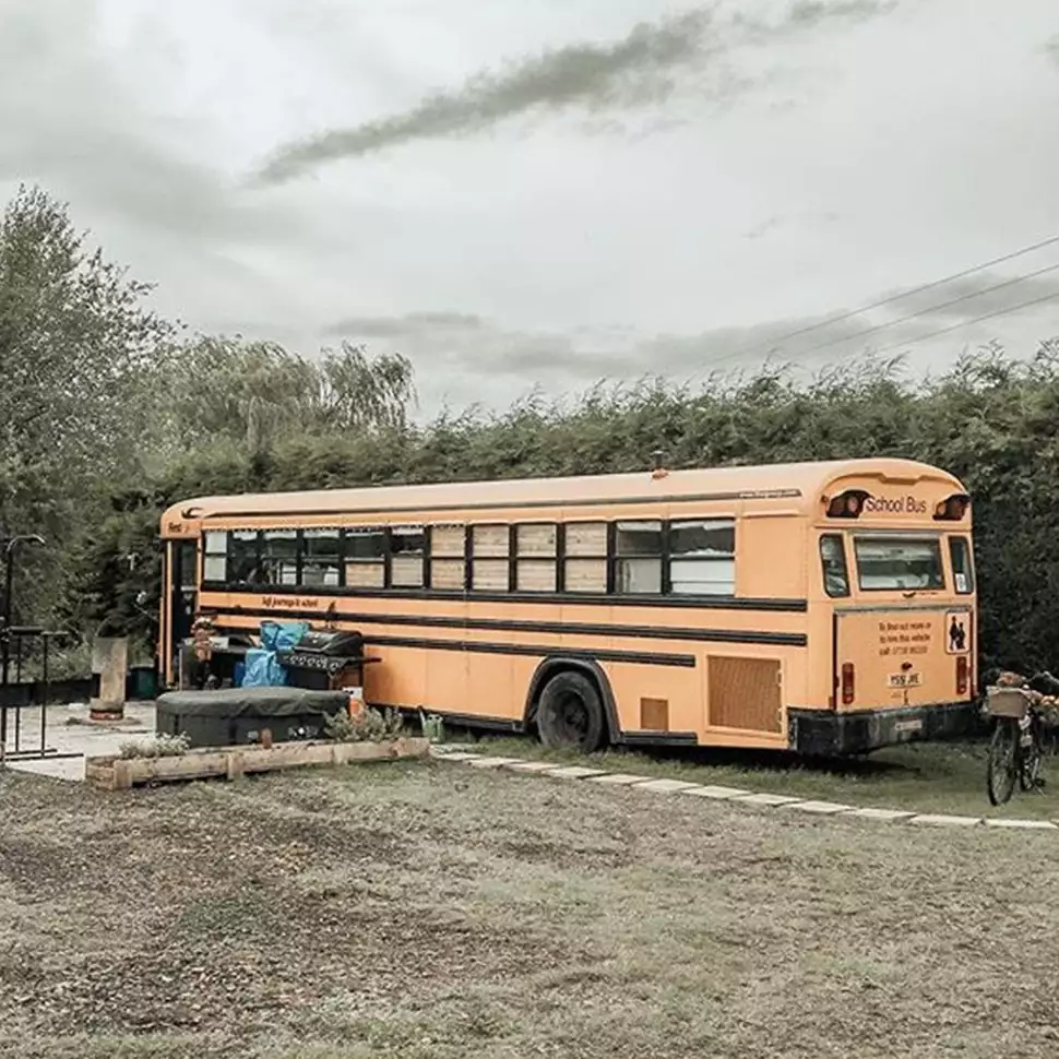 Bus tua ini disulap jadi rumah, 10 hasil potretnya memukau
