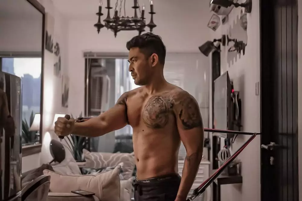 olahraga Robby Purba manfaatkan barang sekitar instagram olahraga Robby Purba manfaatkan barang sekitar instagram