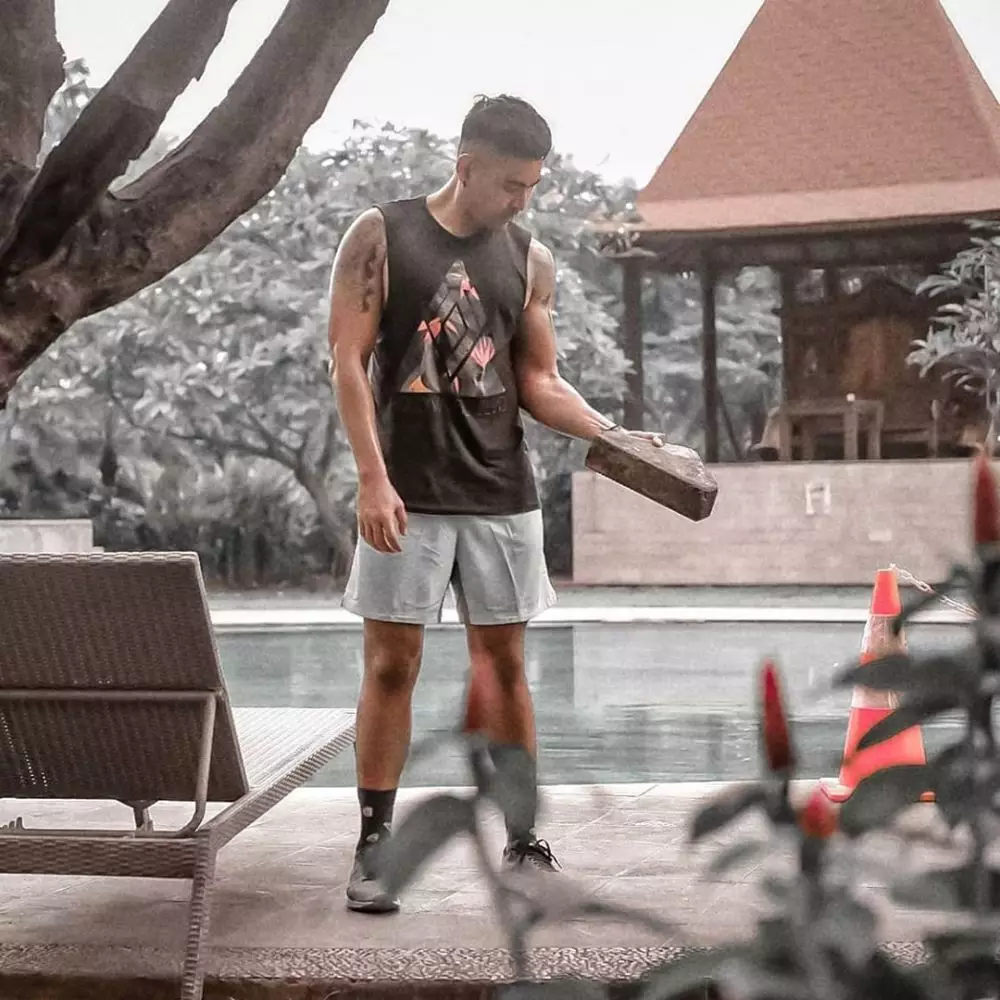 olahraga Robby Purba manfaatkan barang sekitar instagram olahraga Robby Purba manfaatkan barang sekitar instagram