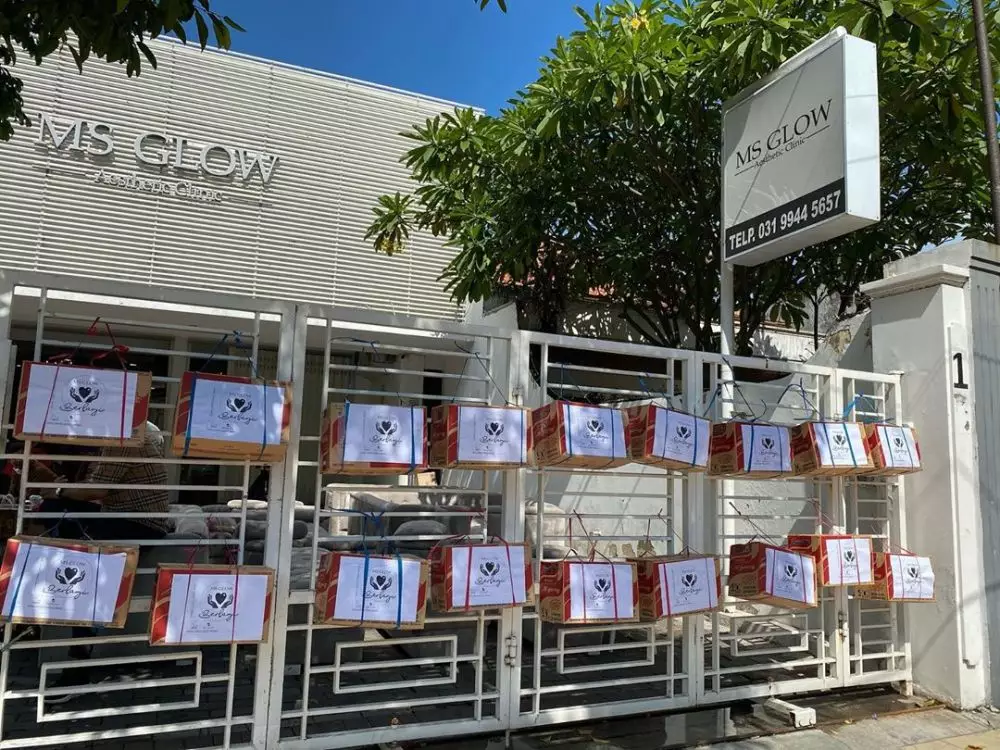 owner ms glow bagikan nasi dan kerupuk dengan mobil Ferrari instagram