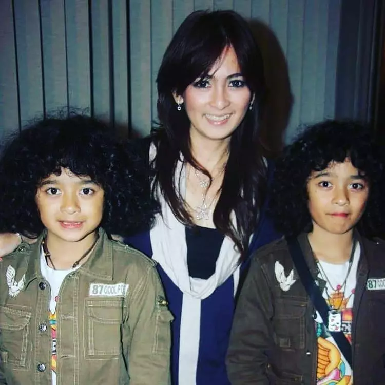 Nakula dan Sadewa bersama ibunda berbagai sumber