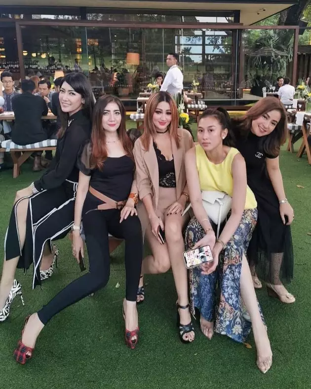 Potret terbaru Nana Khairina berbagai sumber