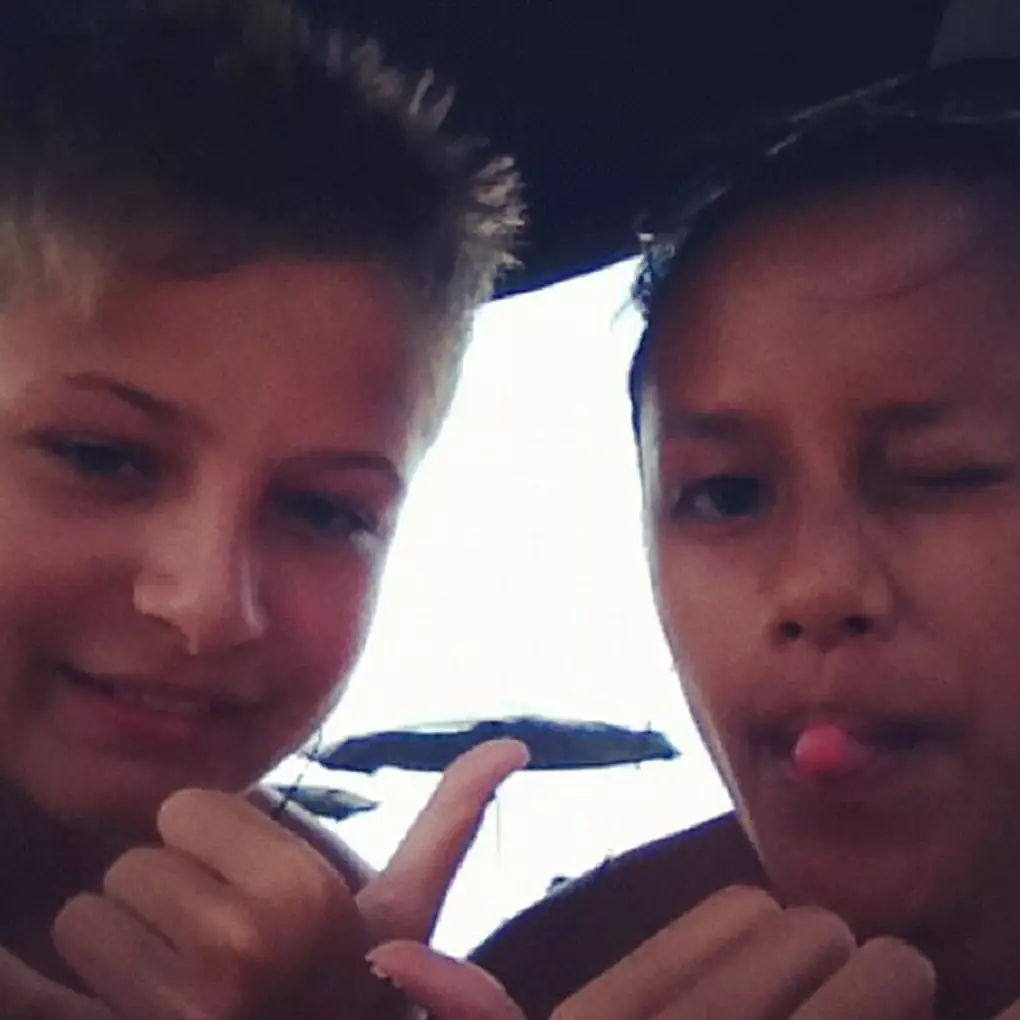 7 Potret Lia Waode &amp; Morris Lange, anak tirinya yang jarang tersorot