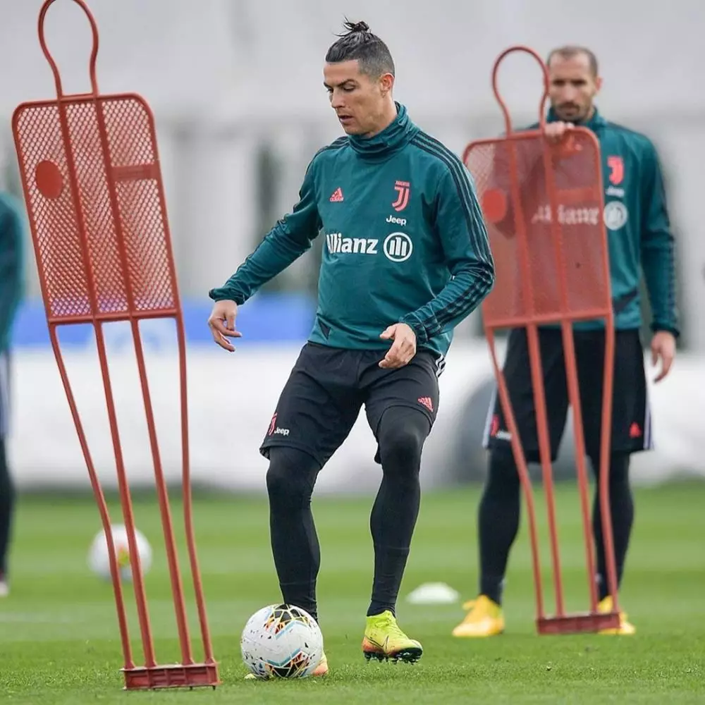 Pesepak bola dengan gaya rambut kuncir berbagai sumber Pesepak bola dengan gaya rambut kuncir berbagai sumber