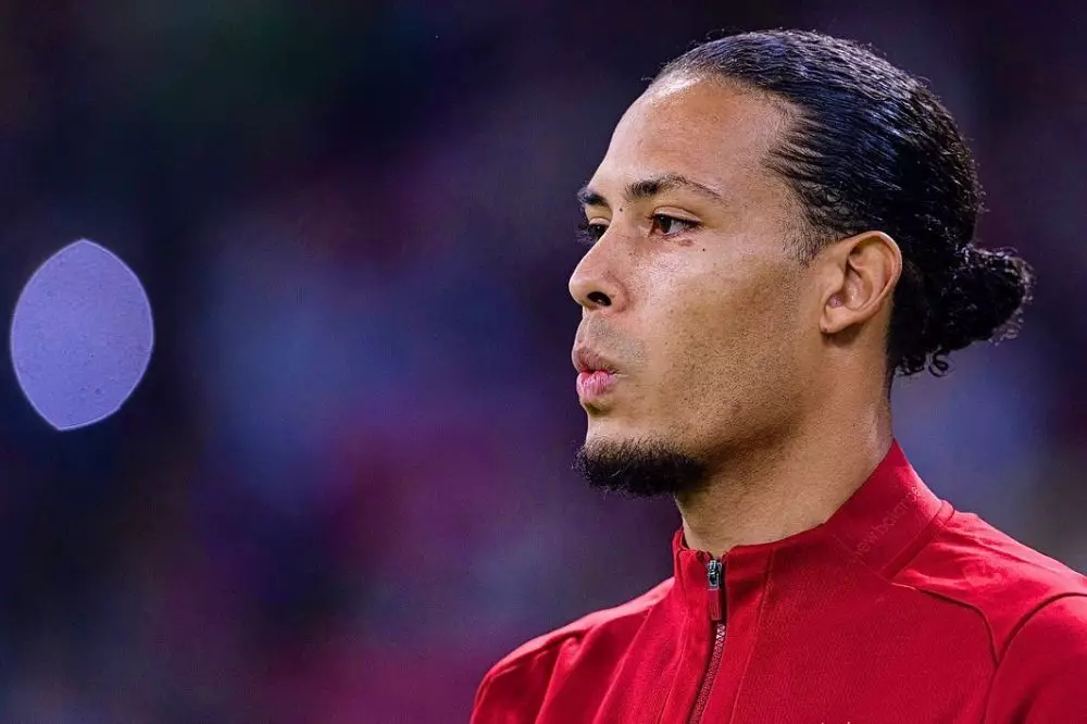 Pesepak bola dengan gaya rambut kuncir berbagai sumber Pesepak bola dengan gaya rambut kuncir berbagai sumber