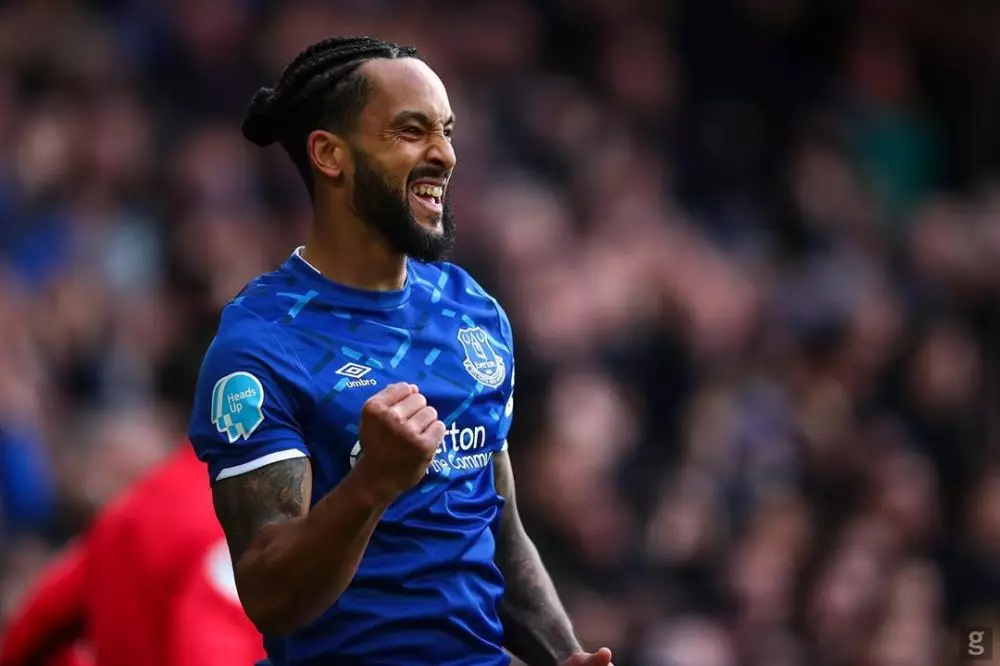 Pesepak bola dengan gaya rambut kuncir berbagai sumber Pesepak bola dengan gaya rambut kuncir berbagai sumber