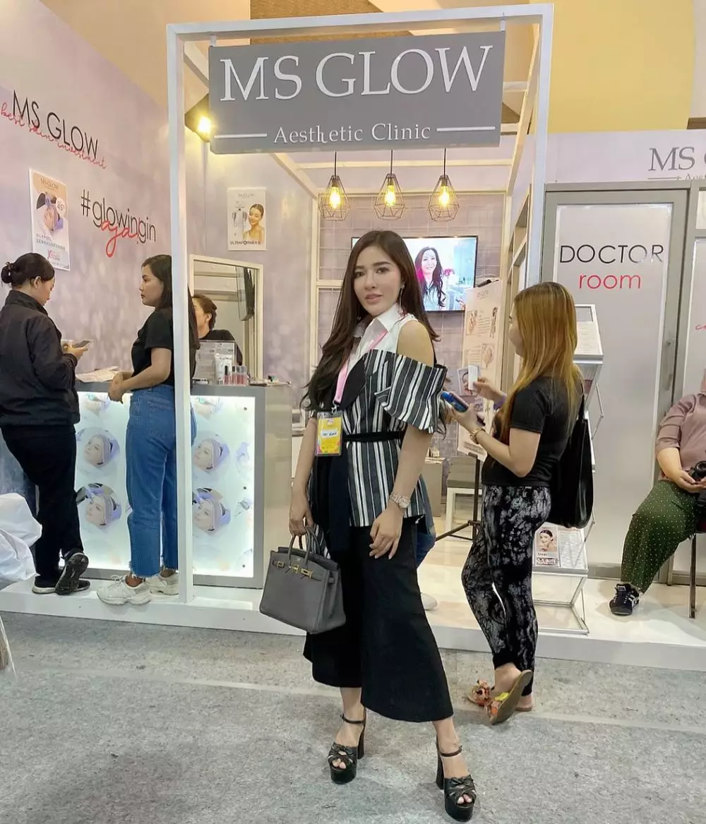 Shandy wanita kaya raya pembagi makanan © 2020 brilio.net Shandy wanita kaya raya pembagi makanan © 2020 brilio.net