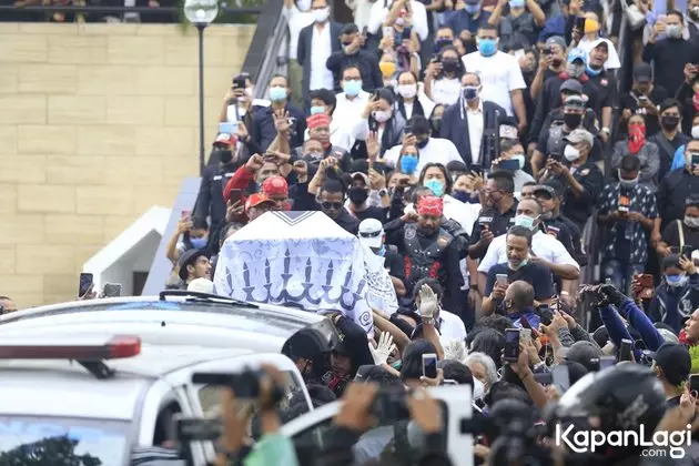 suasana pemakaman glenn fredly © 2020 brilio.net