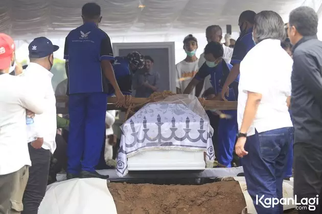 suasana pemakaman glenn fredly © 2020 brilio.net