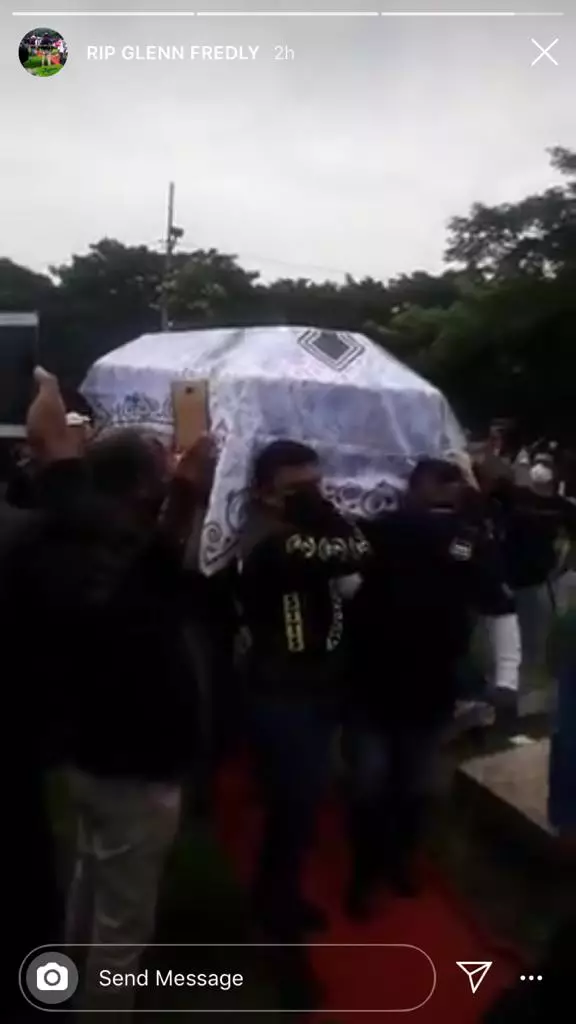 suasana pemakaman glenn fredly © 2020 brilio.net