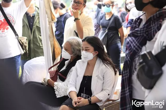 suasana pemakaman glenn fredly © 2020 brilio.net