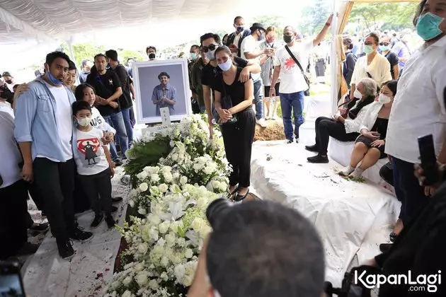 suasana pemakaman glenn fredly © 2020 brilio.net