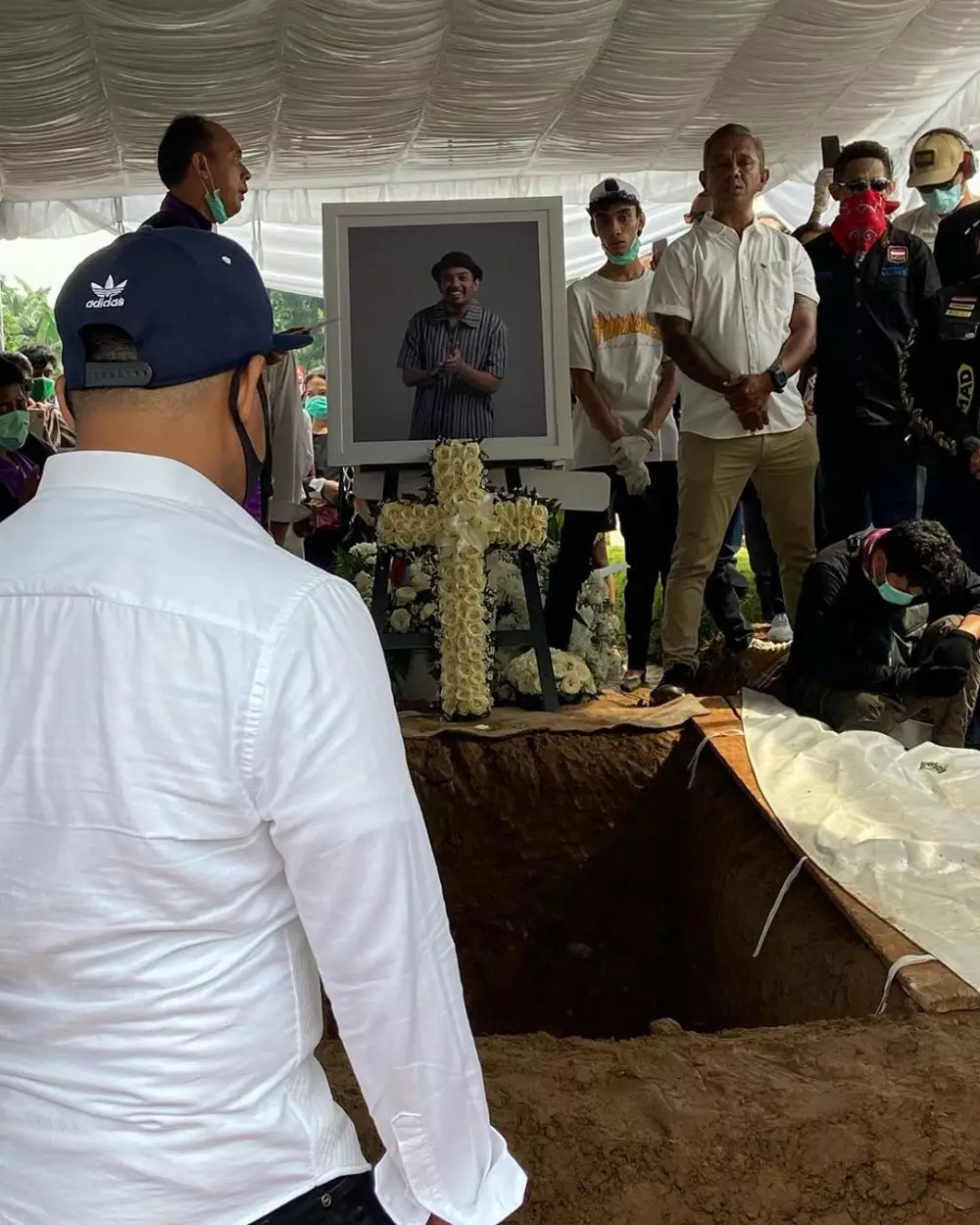 suasana pemakaman glenn fredly © 2020 brilio.net
