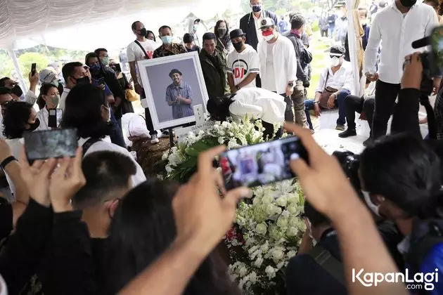 suasana pemakaman glenn fredly © 2020 brilio.net