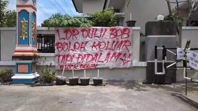 Potret spanduk unik tentang Corona Berbagai sumber