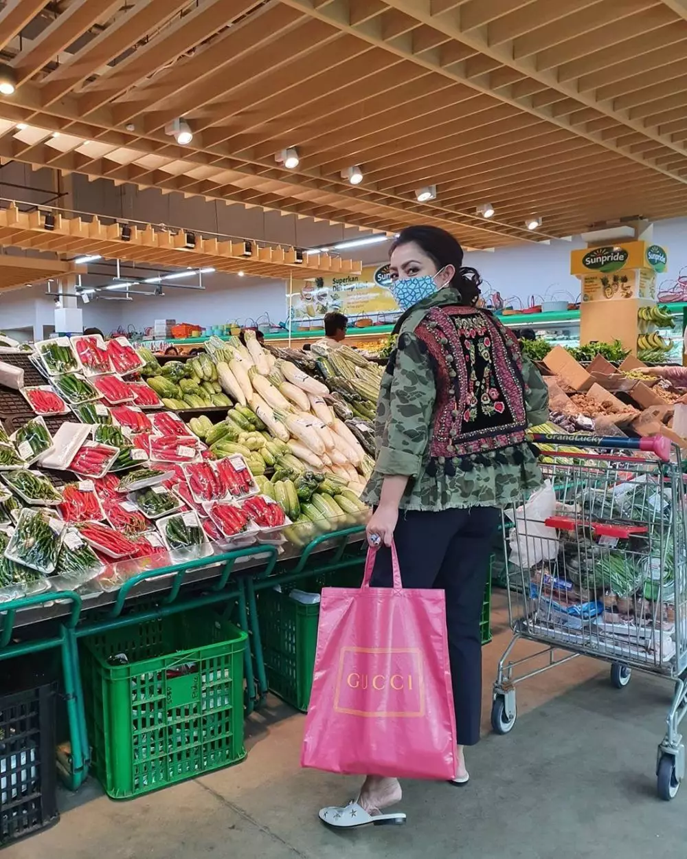 gaya seleb belanja saat corona © 2020 brilio.net gaya seleb belanja saat corona © 2020 brilio.net