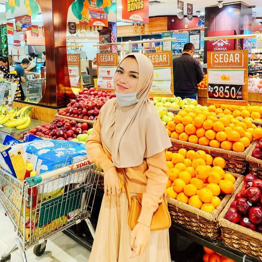 gaya seleb belanja saat corona © 2020 brilio.net gaya seleb belanja saat corona © 2020 brilio.net