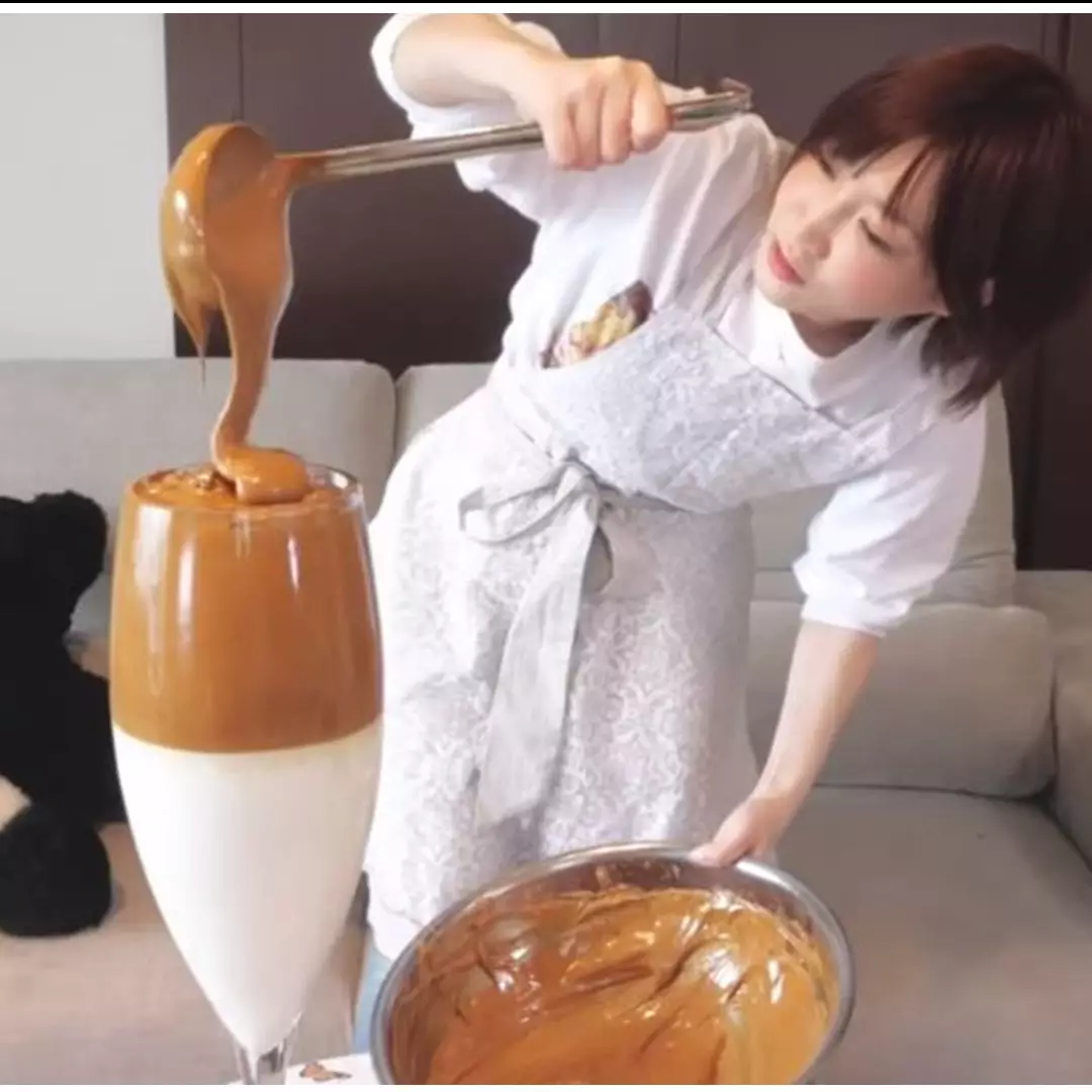 Demi konten YouTube, perempuan ini minum 7 liter dalgona coffee