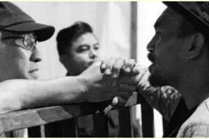 Momen haru jabat tangan terakhir Iwan Fals dan Glenn Fredly