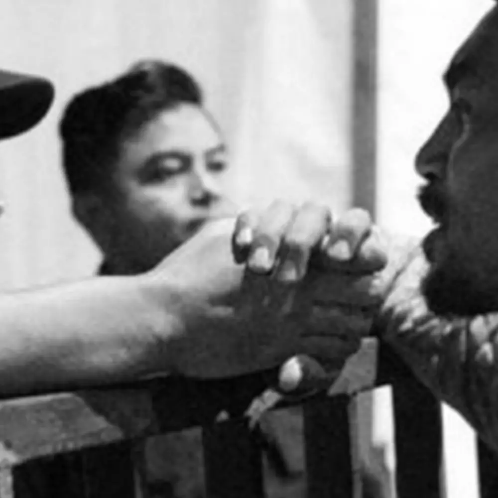 Momen haru jabat tangan terakhir Iwan Fals dan Glenn Fredly