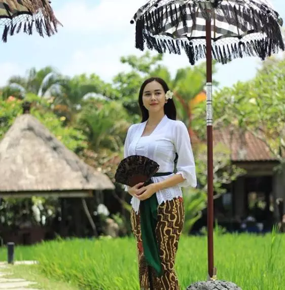 Pesona 9 seleb Indonesia pakai baju adat kebaya Bali Instagram Pesona 9 seleb Indonesia pakai baju adat kebaya Bali Instagram