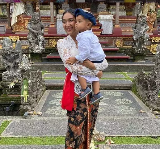 Pesona 9 seleb Indonesia pakai baju adat kebaya Bali Instagram Pesona 9 seleb Indonesia pakai baju adat kebaya Bali Instagram