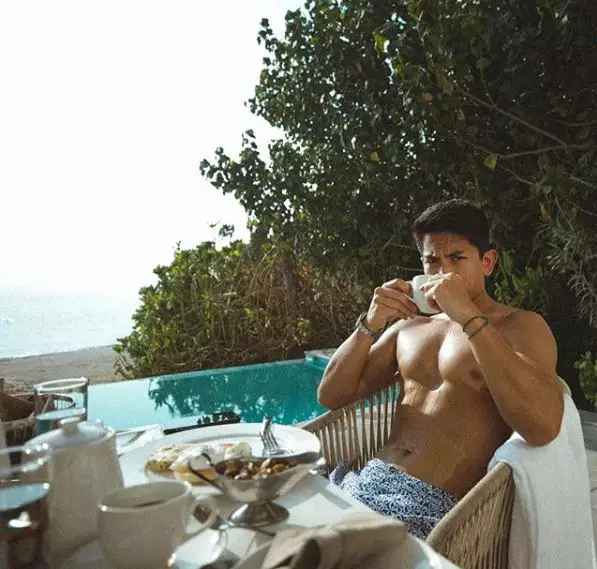 9 Potret Pangeran Mateen pamer dada bidang Instagram 9 Potret Pangeran Mateen pamer dada bidang Instagram