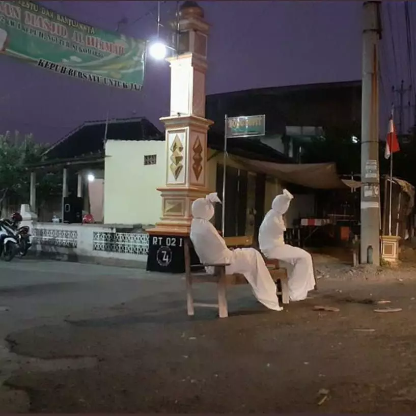 Aksi ingatkan social distancing ini niatnya baik, tapi bikin ngakak Berbagai sumber