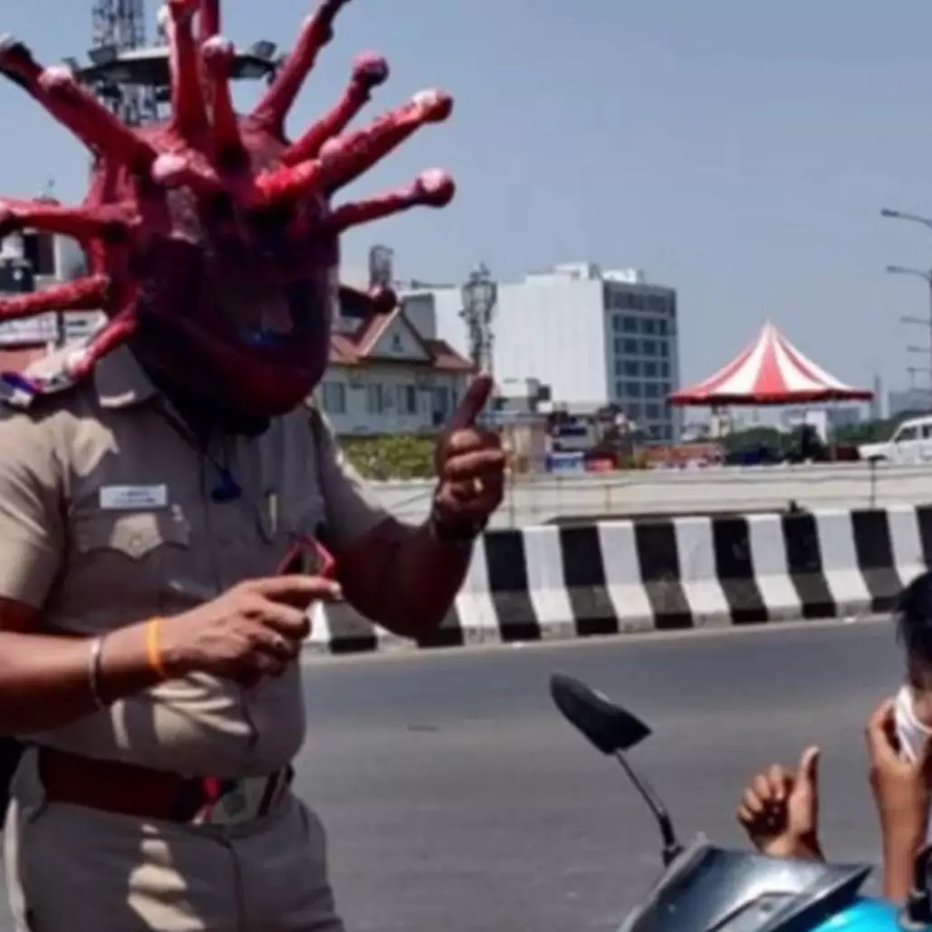 10 Aksi kocak ingatkan social distancing ini niatnya baik