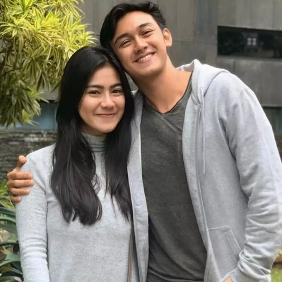  10 Momen Felicya dan Hito bagi-bagi sembako dan masker, tuai pujian