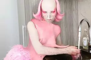 Cegah penularan Corona, seniman ini ciptakan sarung tangan unik