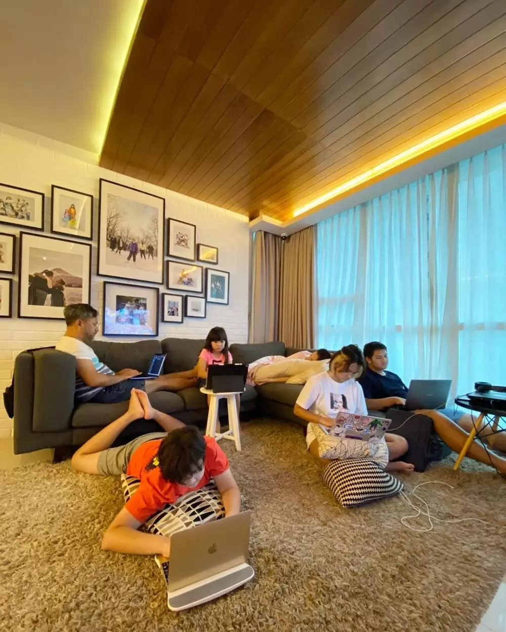 Seleb cantik didik anak di rumah  © 2020 brilio.net Seleb cantik didik anak di rumah  © 2020 brilio.net