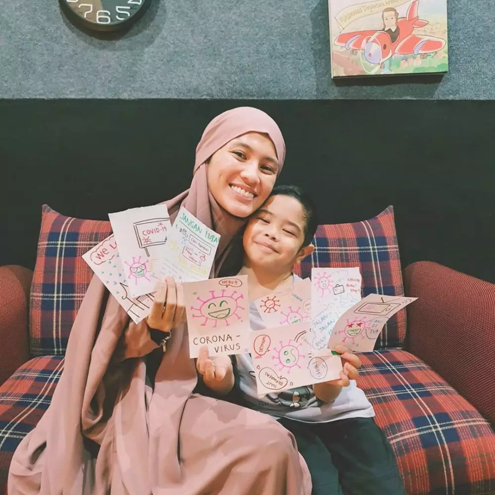 Seleb cantik didik anak di rumah  © 2020 brilio.net Seleb cantik didik anak di rumah  © 2020 brilio.net