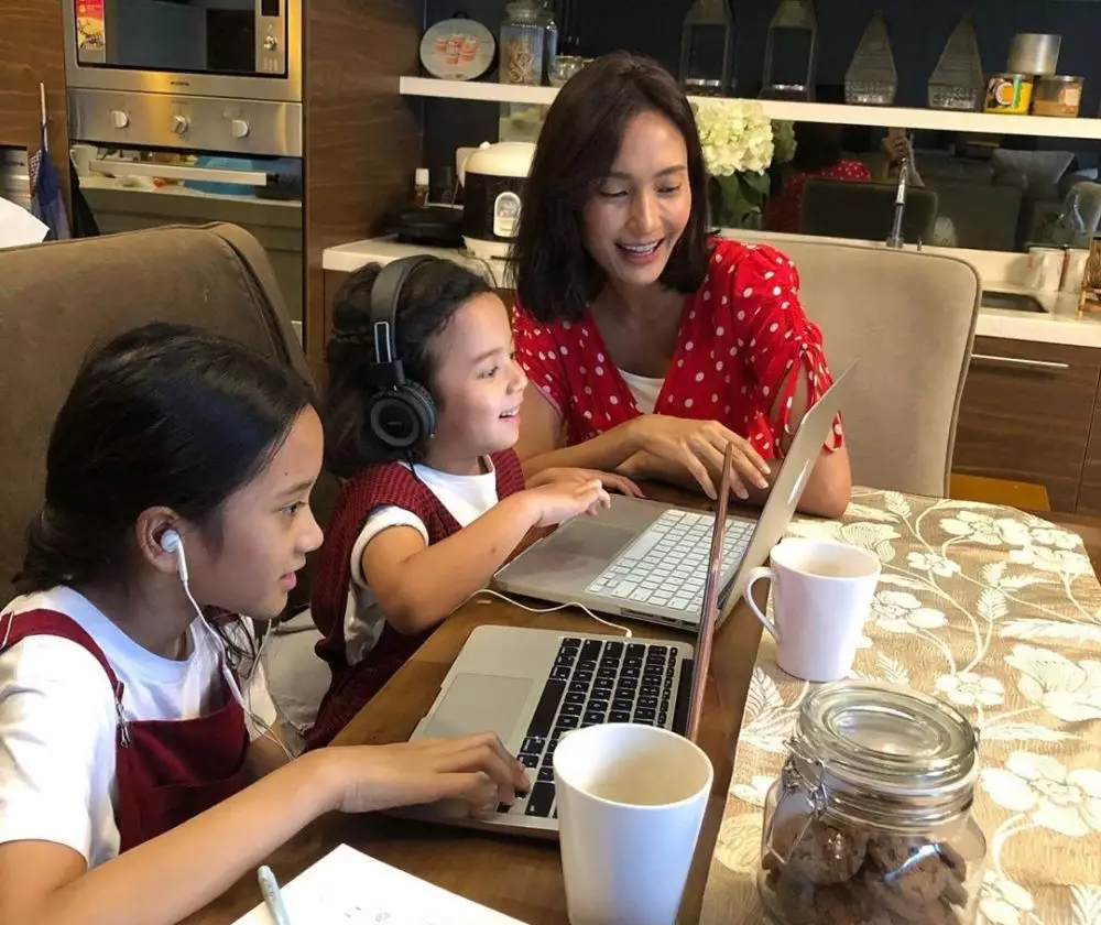 Seleb cantik didik anak di rumah  © 2020 brilio.net Seleb cantik didik anak di rumah  © 2020 brilio.net