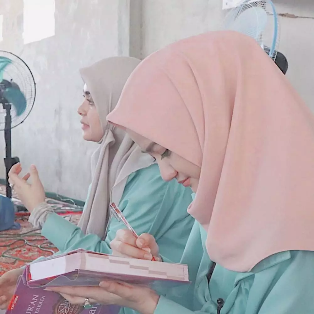 Momen seleb belajar ngaji  berbagai sumber