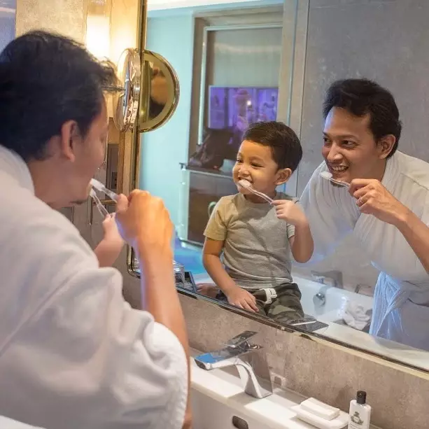 Jarang muncul didunia hiburan, ini 10 Potret terbaru Fedi Nuril Berbagai sumber