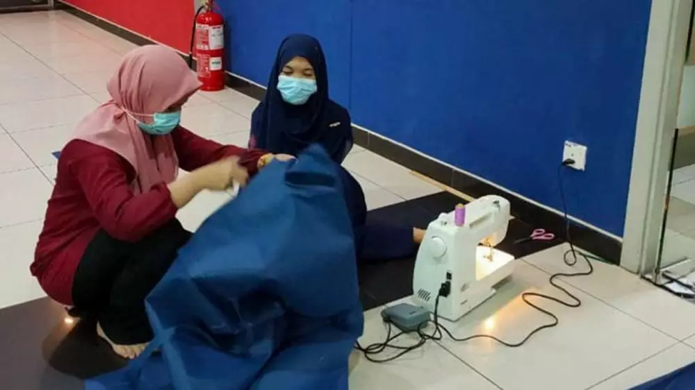 penjahit difabel jahit APD untuk tenaga medis © 2020 facebook.com