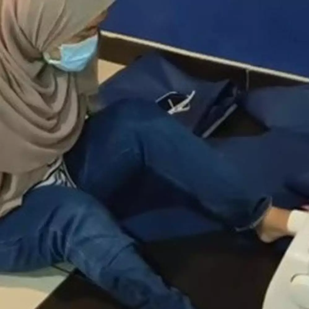 Kisah haru penjahit tak punya tangan bantu bikin APD tenaga medis