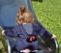 Anak aman bermain diluar © 2020 brilio.net Anak aman bermain diluar © 2020 brilio.net