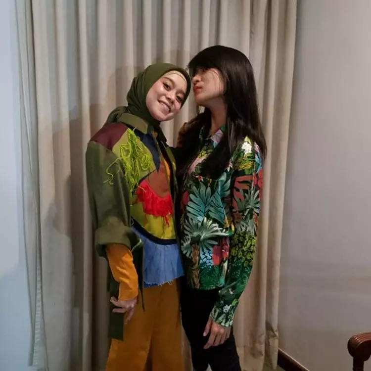 14 Potret kebersamaan Lesty Kejora dan manajernya, bak kakak-adik