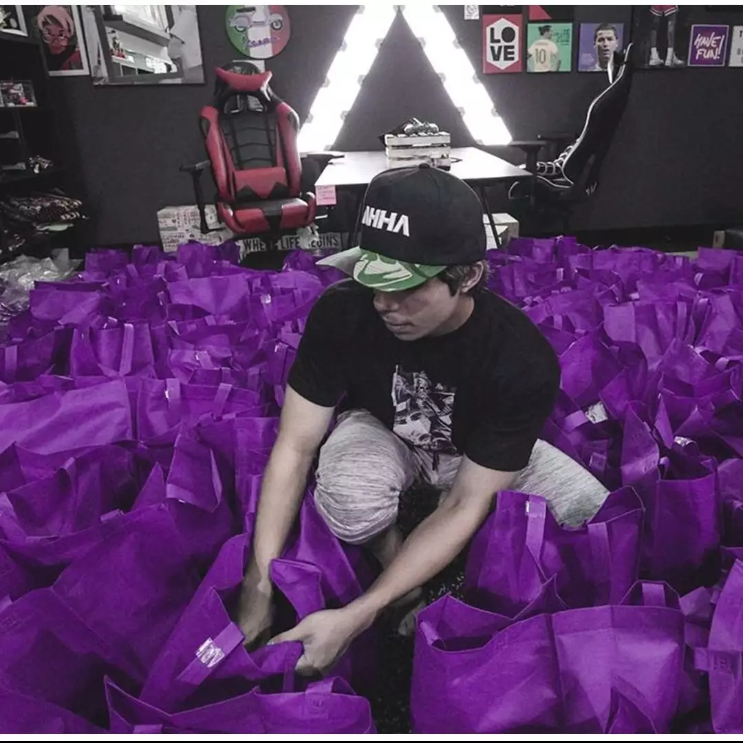 6 Seleb ini bagikan sembako saat wabah corona