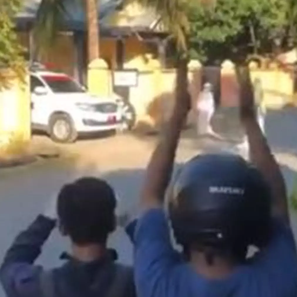 Viral aksi warga semangati pasien positif corona saat dievakuasi