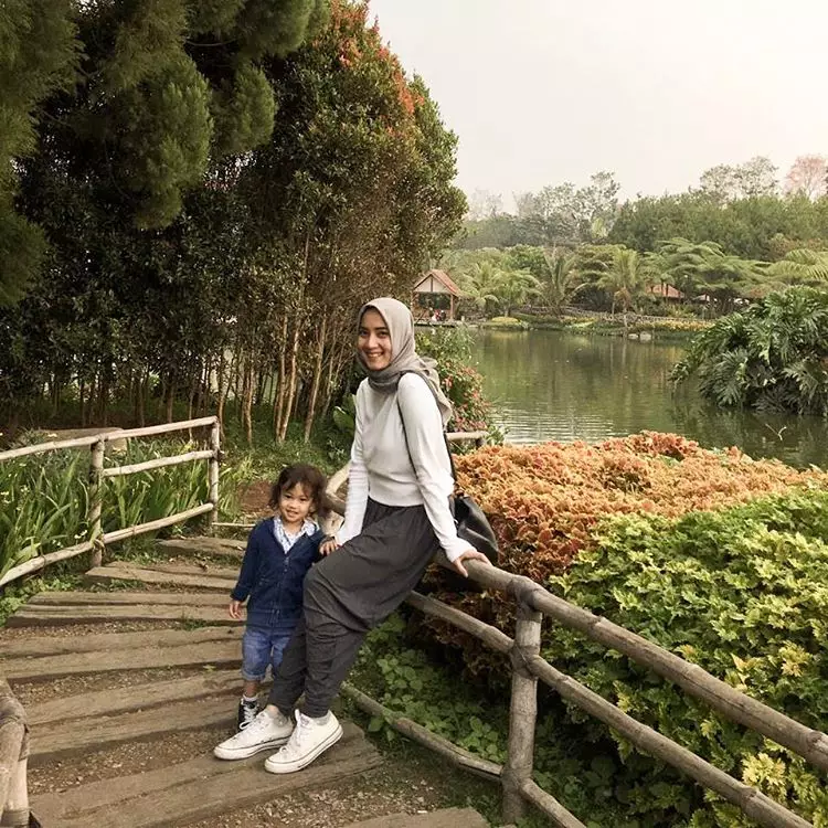 Pesona Shafa berhijab Instagram/@agneshiaputri Pesona Shafa berhijab Instagram/@agneshiaputri