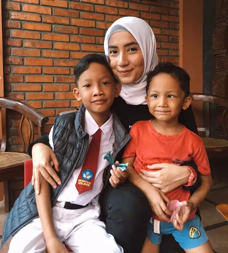 Pesona Shafa berhijab Instagram/@agneshiaputri Pesona Shafa berhijab Instagram/@agneshiaputri