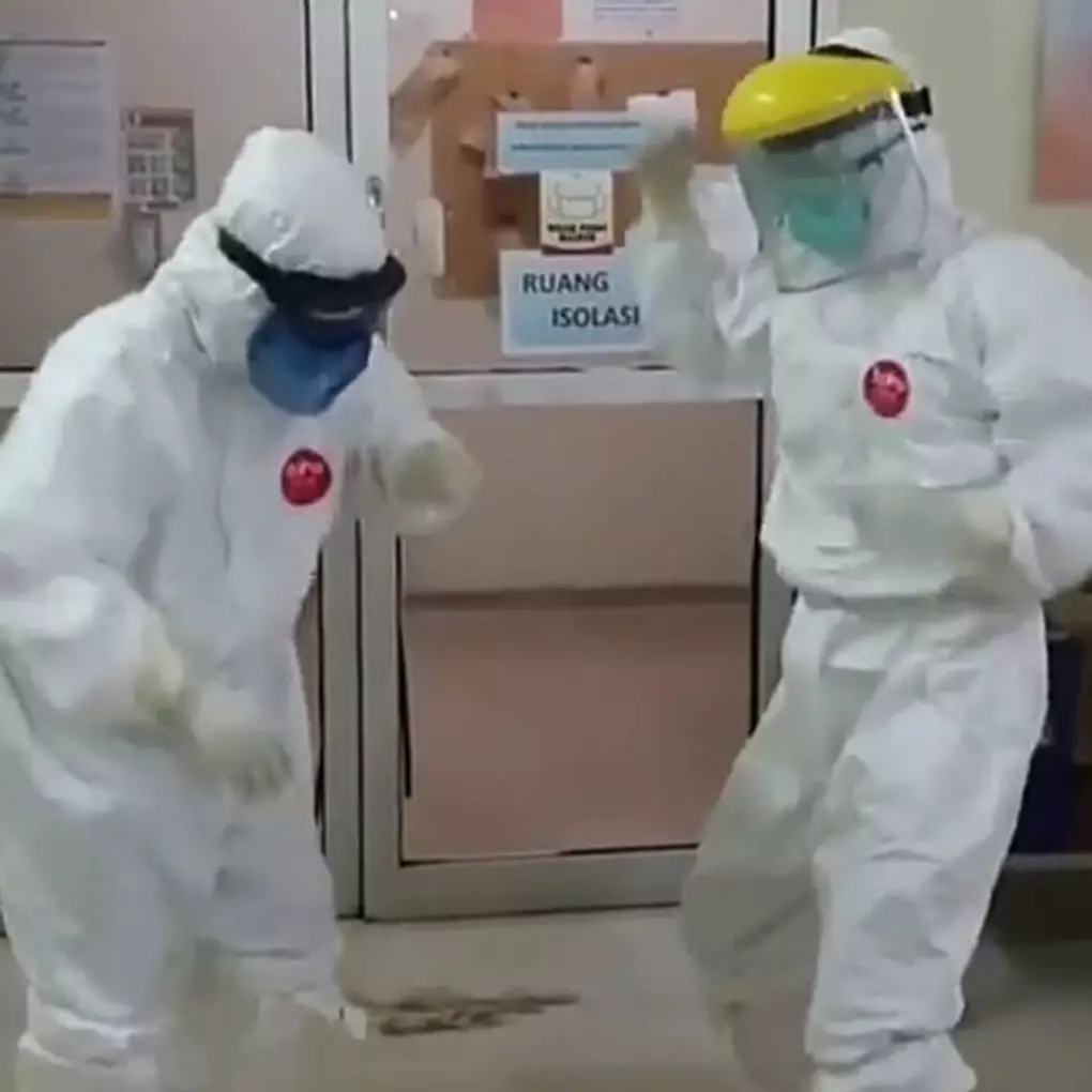 7 Aksi petugas medis usir stres saat lawan corona